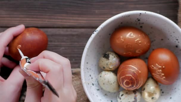 Diy Close Woman Hand Painting Easter Egg Bunnies Wooden Background — Vídeos de Stock