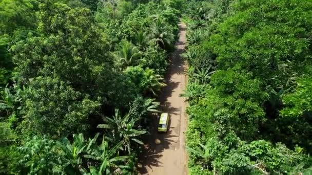 Vue Aérienne Surplombant Une Camionnette Taxi Sous Soleil Sao Tomé — Video