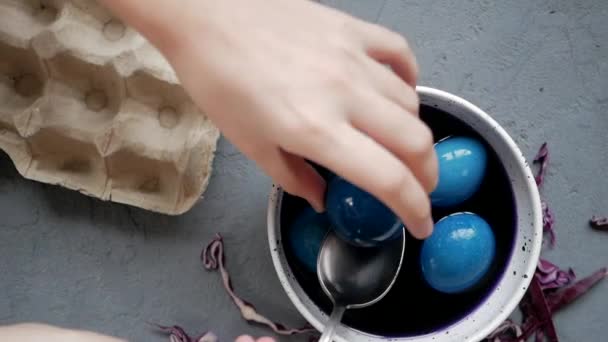 Close Των Γυναικών Χέρι Διακόσμηση Πασχαλινά Αυγά Μπλε Χρώμα Πασχαλινή — Αρχείο Βίντεο