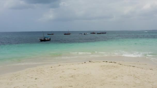 Lodě Kotvící Pobřeží Bílé Písečné Pláže Zanzibaru Jeden Plachtění — Stock video