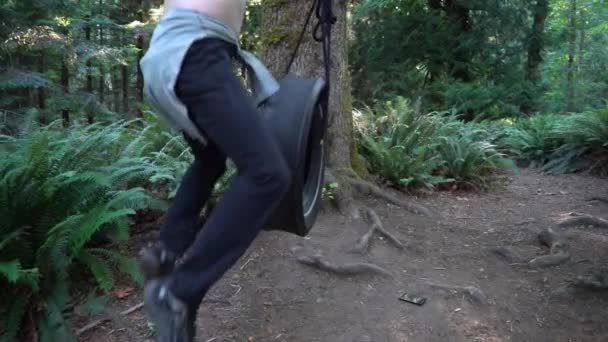 Hombre Salta Sobre Neumático Swing — Vídeos de Stock