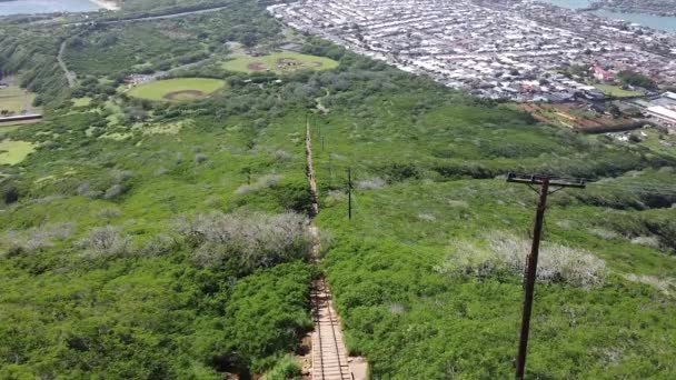 Koko Crater Railway Trailhead Mountain Overlooking Honolulu Oahu Hawaii Aerial — стокове відео