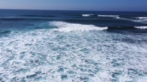 ハワイ州で強力な海の波の海岸の休憩 白い水を泡立てる ドローンビュー — ストック動画