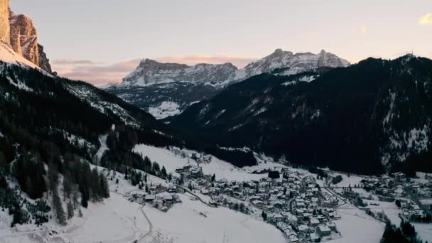 Drone Disparó Sobre Pueblo Montaña Corvara Amanecer — Vídeos de Stock