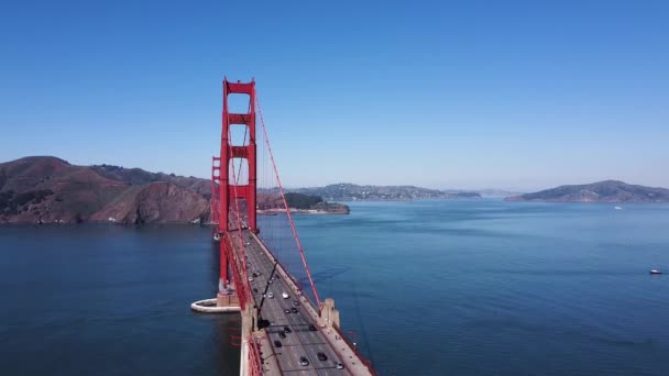 在晴朗的蓝天上 无人驾驶飞机飞越旧金山金门大桥 — 图库视频影像