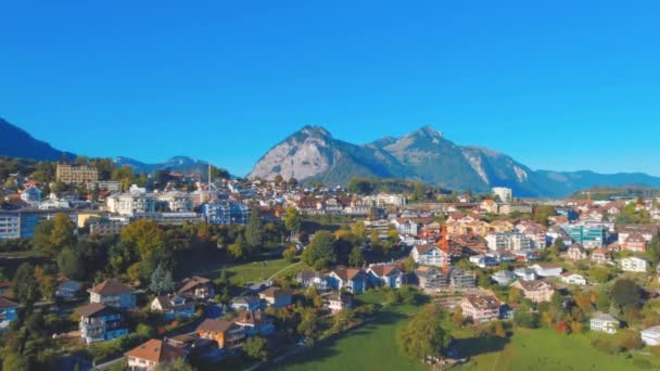 Luchtfoto Van Stad Heuvelachtige Landzijde Spiez Zwitserland Voor Toeristische Reizen — Stockvideo