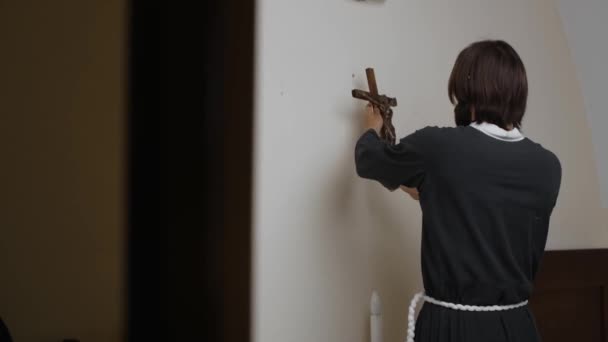 Wanita Menggantung Yesus Kristus Dinding Crucifix Kayu Dengan Logam Yesus — Stok Video