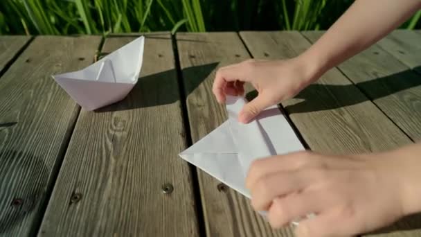 Wykonywanie Origami Postać Białym Papierem Mężczyzna Ręce Składanie Gięcie Kolorowy — Wideo stockowe