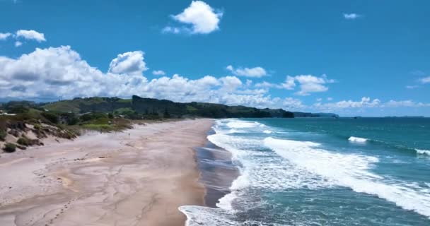 Fly Sparkling Breakers Sand Whiritoa Beach New Zealand — стокове відео