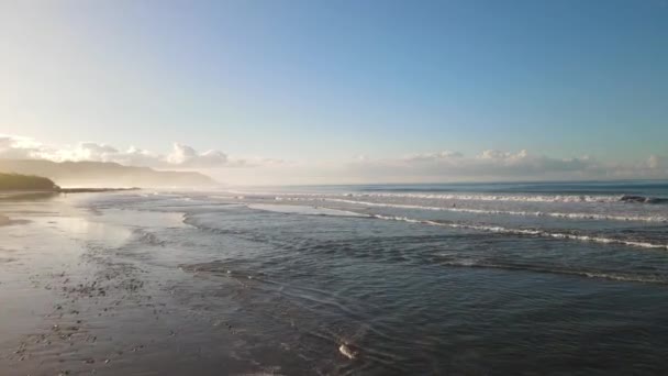 Impressionante Drone Liso Disparado Dirigindo Sobre Ondas Oceano Durante Nascer — Vídeo de Stock