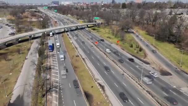 Ein Zeitraffer Aus Der Luft Über Einer Vielbefahrenen Autobahn Einem — Stockvideo