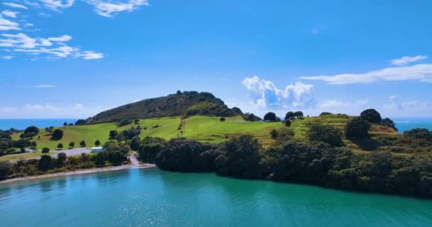 Fly Shimmering Blue Waters Bowentown Headlands New Zealand — Video Stock