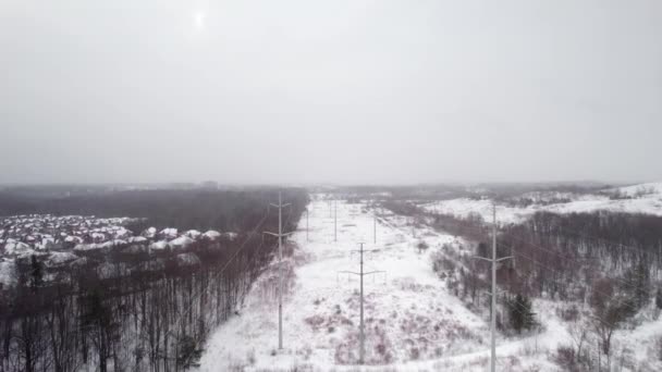 Power Lines Hydro Corridor Snijden Door Het Winterlandschap Met Residentiële — Stockvideo