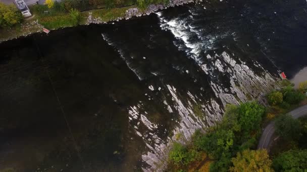 カナダの川の小さな石灰岩の急流を流れる水のトップダウンドローンショット — ストック動画