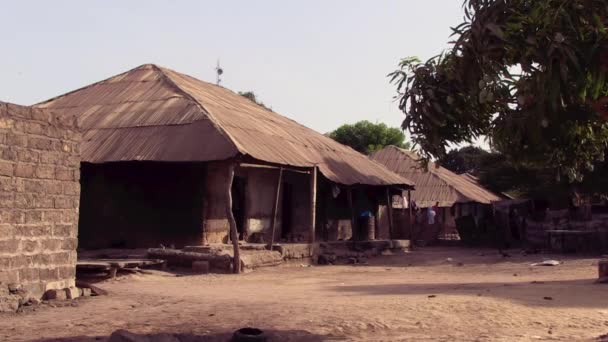 Casas Tradicionales Guineanas Construidas Con Bloques Adobe Techo Con Viejas — Vídeos de Stock
