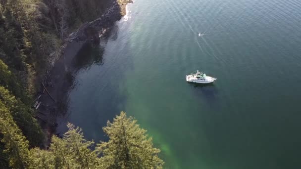 Power Boat Anchored Beautiful Bay — Stockvideo