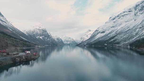 Snow Covered Mountain Peaks Crystal Clear Lake Small Town Norway — Video Stock