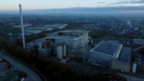 霧の多い田園地帯に未来的な太陽光発電工場の屋上朝の空中風景回転左 — ストック動画