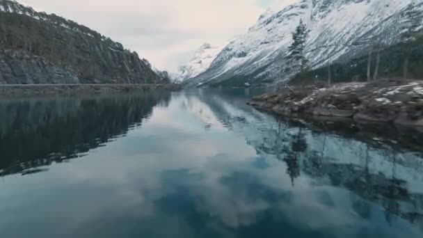Pasmo Górskie Odbija Się Wodzie Jeziora Norwegii Loen Widok Lotu — Wideo stockowe