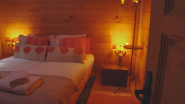 木造別荘ハウスのメインベッドルームの家とリラックスしたインテリア パンニングショット — ストック動画
