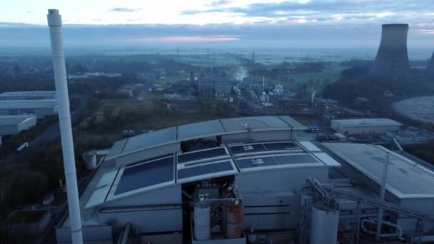 Futuristic Solar Green Energy Factory Rooftop Foggy Rural Countryside Morning — Vídeo de Stock