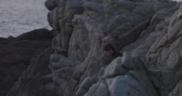 Adult Male Climbs Cliff Cliff Jumps Ocean Sunset — Vídeo de Stock