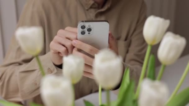 Male Hands Hold Smartphone Man Photographs Flowers Smartphone Spring Flowers — Vídeos de Stock
