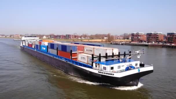 Missouri Ship Carrying Shipping Containers River Noord Aerial Close Forward — Stockvideo