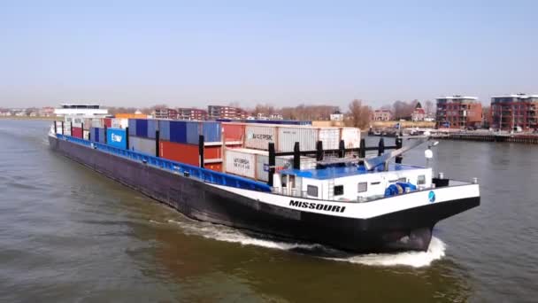 Statek Missouri Przewożący Kontenery Wzdłuż Rzeki Noord Zbliżenie Powietrza Przodu — Wideo stockowe