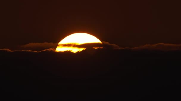 Koyu Renkli Karşıtlık Bulutlarının Arkasına Saklanan Güneşin Telefoto Görüntüsü Yakınlaş — Stok video