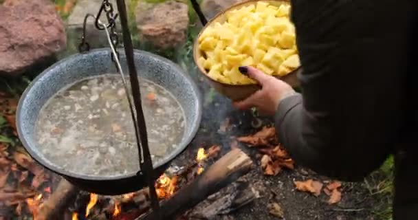 Utsikt Över Hälla Potatis Stor Kruka Medan Matlagning Potatis Med — Stockvideo