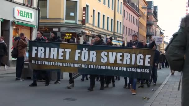 Шведские Протестующие Маршируют Знаменем Протестуют Против Правил Ковида — стоковое видео