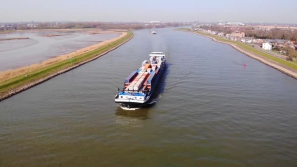 ノード川沿いのミズーリ貨物コンテナ船の前方の弓上の空中ビュー Pestal — ストック動画