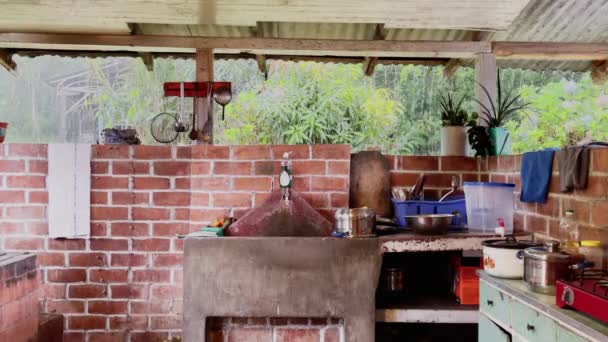Ανοικτό Στυλ Εξωτερική Κουζίνα Στο Περού Ζούγκλα Κατά Διάρκεια Νεροποντή — Αρχείο Βίντεο