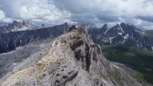 Prachtig Uitzicht Dolomiti Bergen Met Skihut — Stockvideo