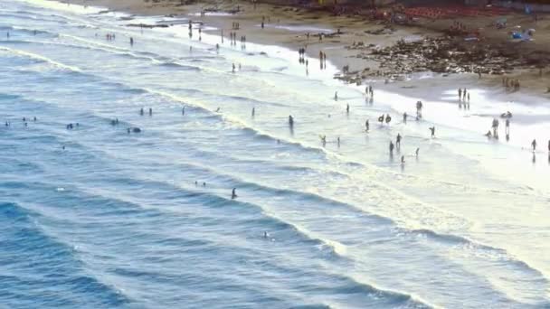 Вид Море Летний Полдень Большим Количеством Людей — стоковое видео