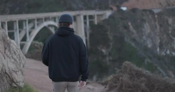 Yetişkin Erkek Sabahın Erken Saatlerinde Bixby Köprüsü Keşfediyor — Stok video