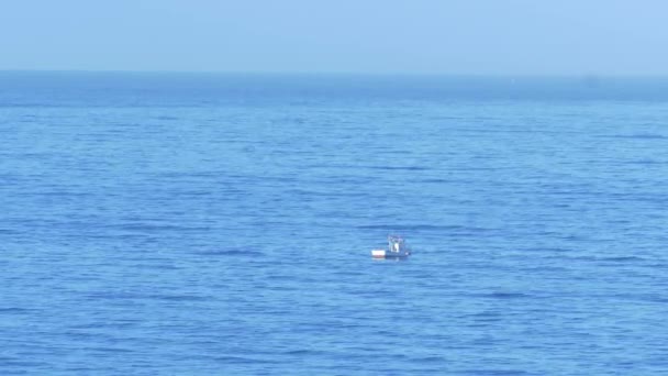 Barco Solitario Océano Balancea Sobre Las Olas — Vídeos de Stock