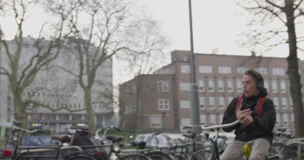 Amsterdam Male Riding Bike Streets Day Slow Motion Red Camera — Vídeos de Stock