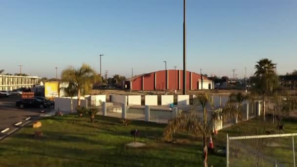 Motel Sign Next Freeway Delano California Drone Ascending — Video