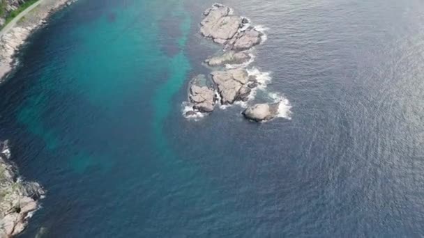 Uitzicht Panning Van Diep Blauw Water Met Rotsachtige Eiland Naar — Stockvideo