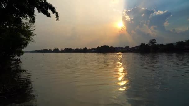 タイの曇りで川の景色と美しい夕日 — ストック動画