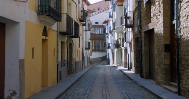 Vista Uma Rua Estreita Com Bela Cidade Histórica Morella Espanha — Vídeo de Stock