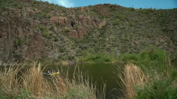 Canyon Lake Apache Junction Arizona Boulder Recreation Site Two Person — Stock Video