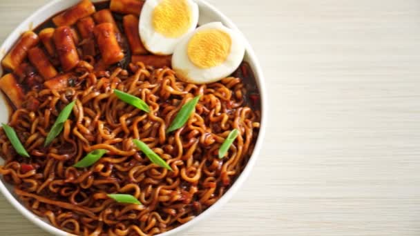 Jjajang Rabokki Koreański Makaron Instant Lub Ramyeon Koreańskim Ciastem Ryżowym — Wideo stockowe