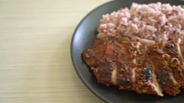 Пряный Жареный Ямайский Придурок Курица Рисом Ямайский Стиль Питания — стоковое видео