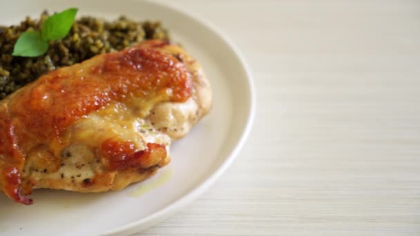 Pesto Sült Rizs Grillezett Csirkével Fehér Tányéron — Stock videók