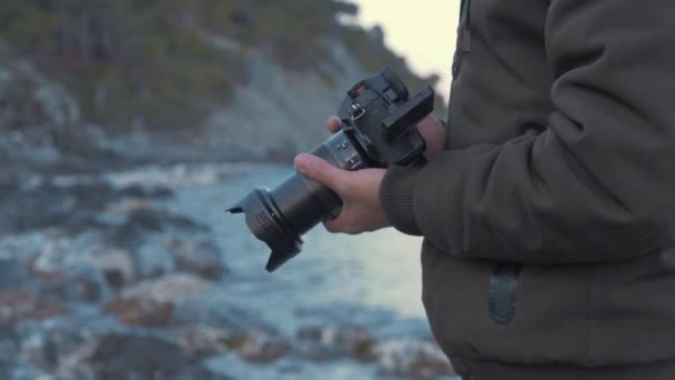 Young Man Brings Camera Eye Filming Seaside — Video Stock