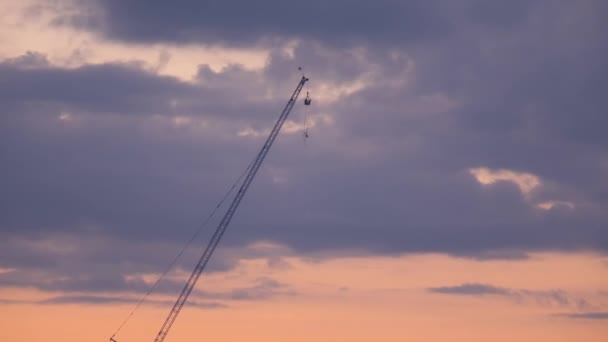 Person Jumping Bungee Jump High Crane Sunset Helsinki — ストック動画