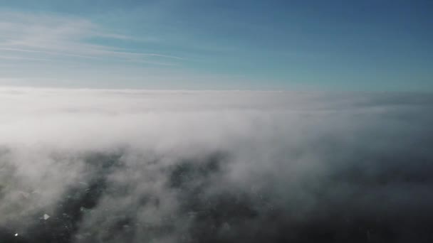 Aerial Vuelo Por Encima Las Nubes Mostrando Los Bolsillos Urbanización — Vídeos de Stock
